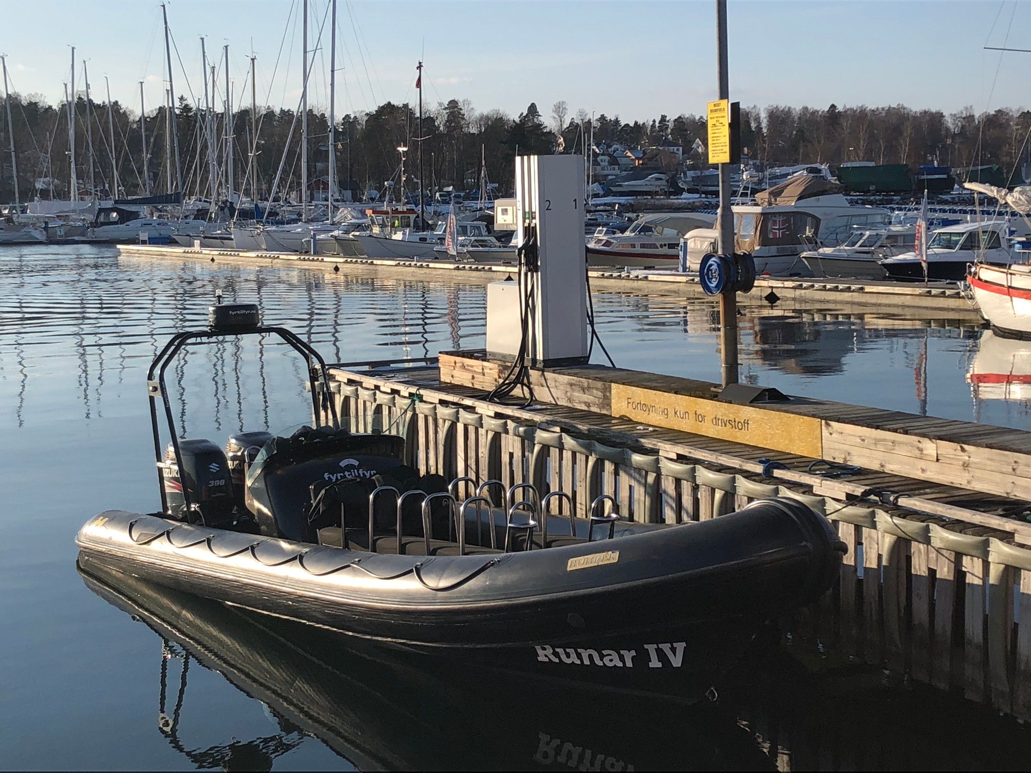 Runar IV ved kai i marinaen