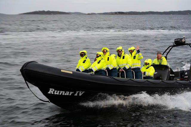 RIB-båten Runar IV i full fart med passasjerer i gule redningsdresser