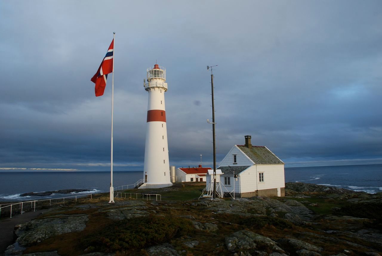 Fyr med norsk flagg