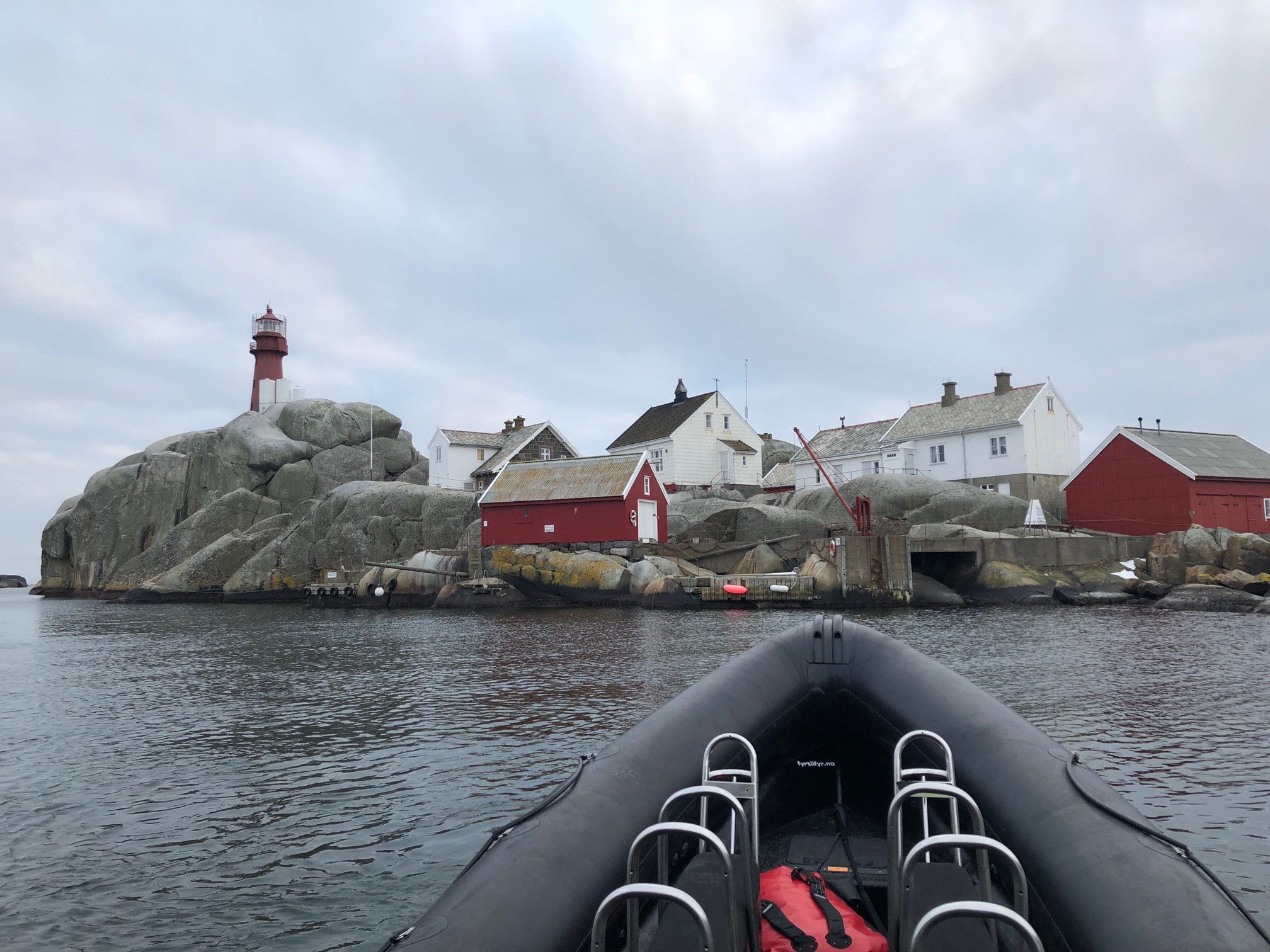 Fyr og røde hus sett fra baugen på RIB-en