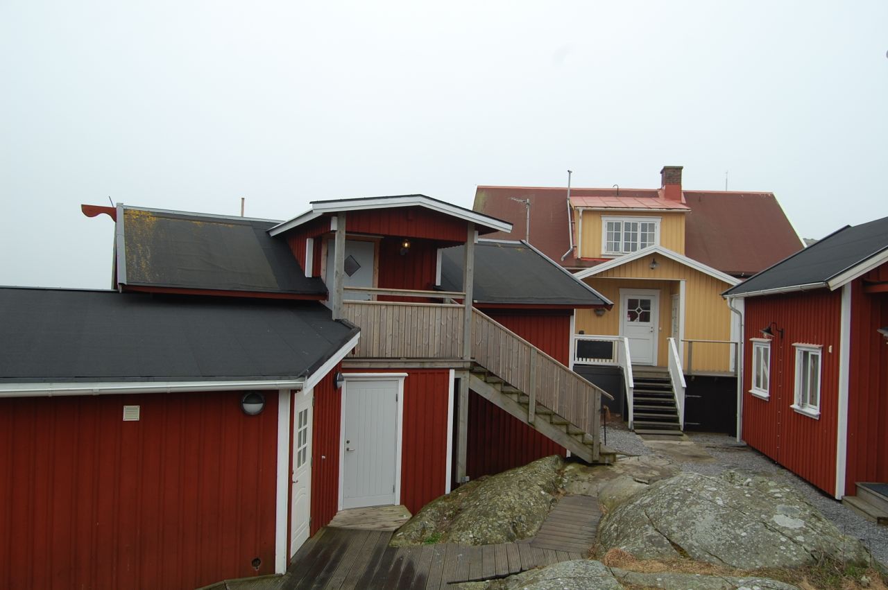 Røde sjøboder på en øy