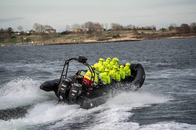 RIB i fart forbi en øy i Ytre Oslofjord